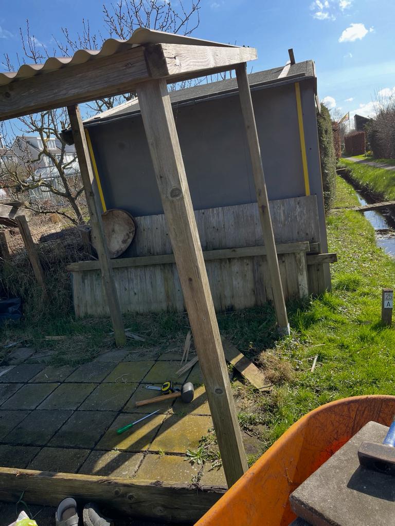 Beginnende tuinier-ster  op een volkstuin zoekt spullen, Verzenden