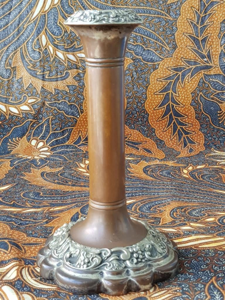 Mooie antieke Engelse kandelaar van koper en tin 19,5 cm.