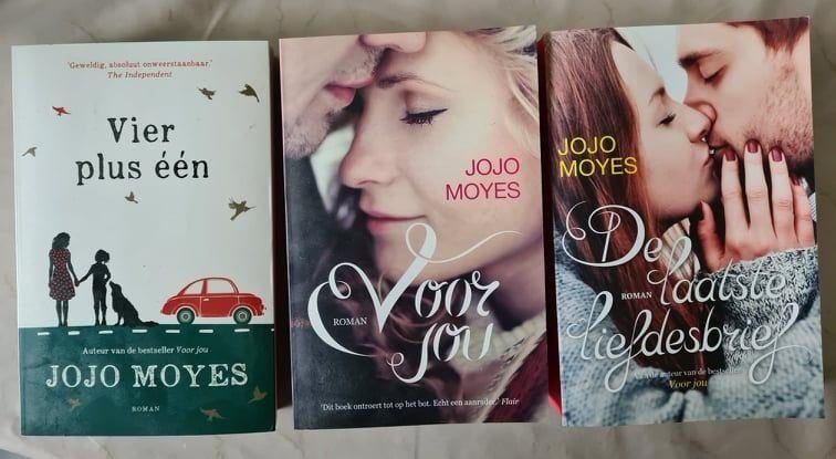 Jojo Moyes -Vier plus één + De laatste liefdesbrief, Boeken, Romans, Zo goed als nieuw, Europa overig, Ophalen of Verzenden