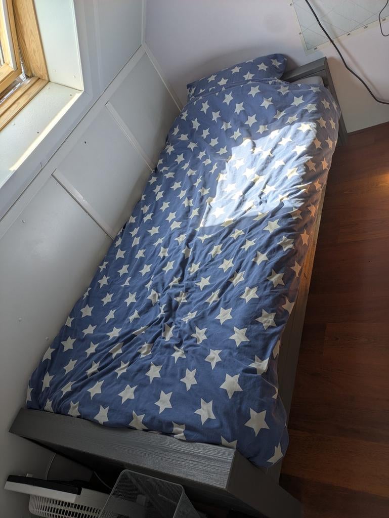 Eenpersoonsbed 200x90 cm met lattenbodem - Grijs, Ophalen, Gebruikt, 90 cm, Eenpersoons