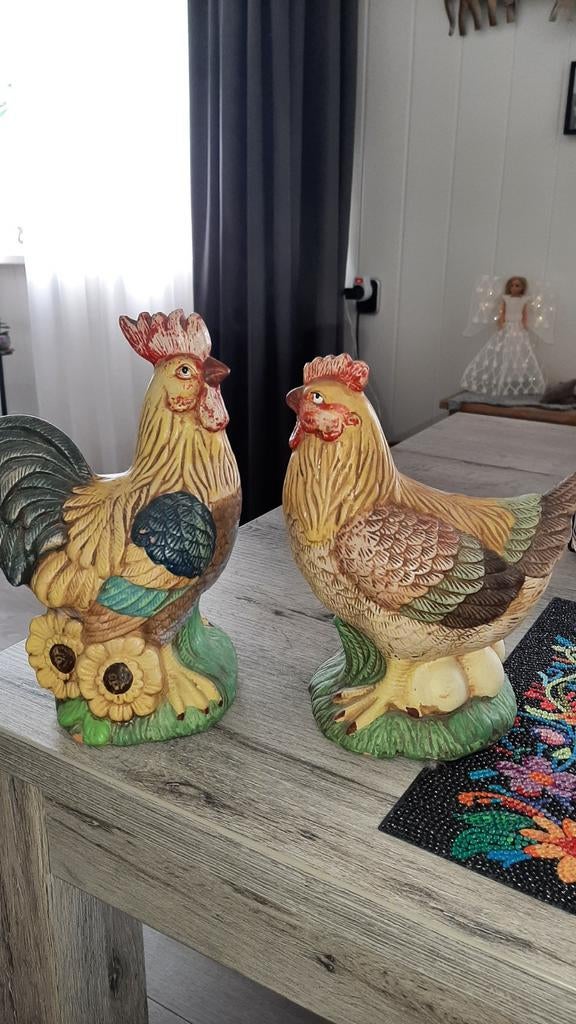 Setje kip en haan - Decoratieve beelden (22 cm hoog), Gebruikt, Meerkleurig, Ophalen of Verzenden, Landelijk