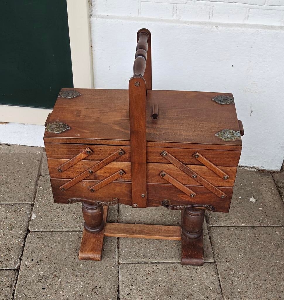 Antieke houten naaimand/kastje op voet, Ophalen