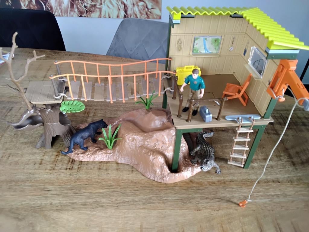 Schleich onderzoekcentrum in boomhut incl dieren, Ophalen of Verzenden, Zo goed als nieuw