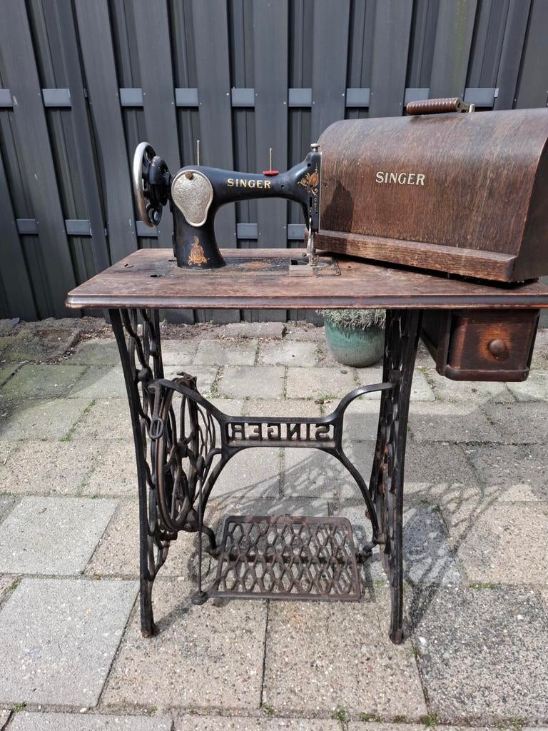 Antieke Singer Naaimachine met Houten Tafel en Kap, Antiek en Kunst, Antiek | Naaimachines, Ophalen of Verzenden