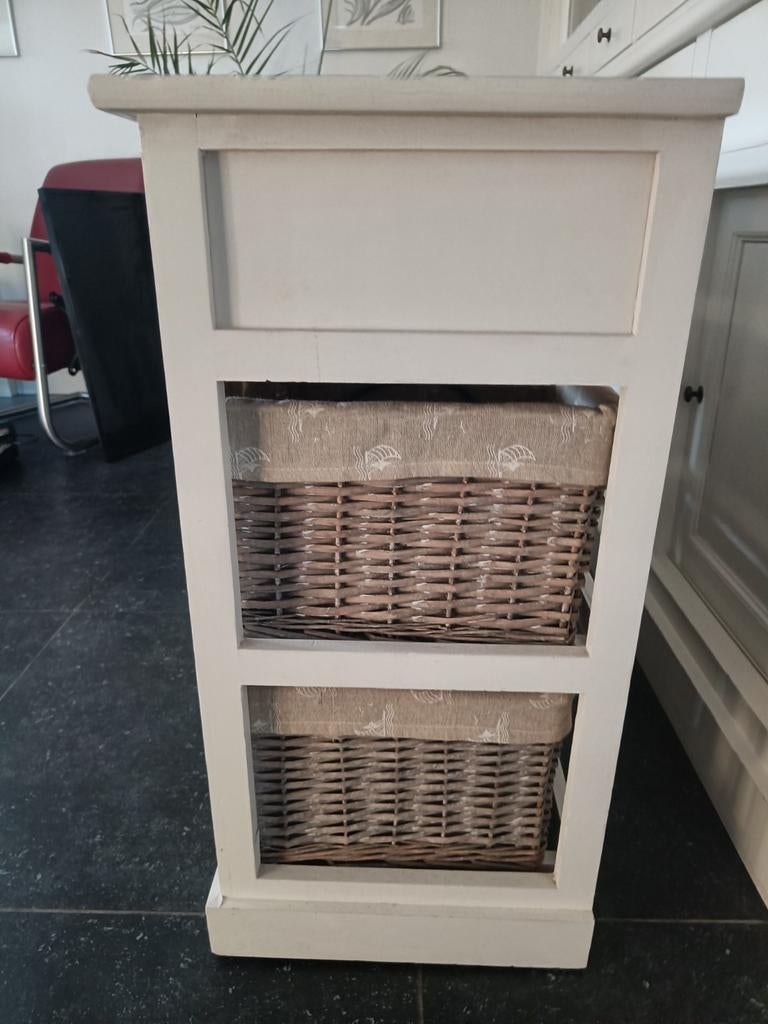 Wit kastje met lades en rieten mandjes, Ophalen, Gebruikt