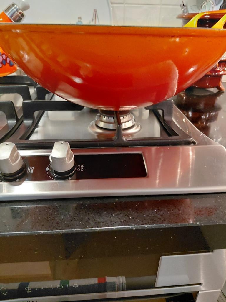 Rood/oranje gevlamde gietijzeren wok, Huis en Inrichting, Keuken | Potten en Pannen, Ophalen of Verzenden, Gebruikt, Gietijzer