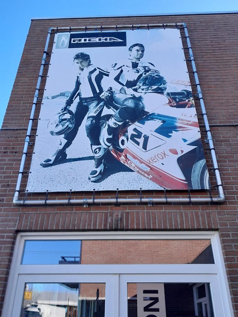 Reclame spandoek/bannering met steigerbuis frame, Ophalen, Reclamebord