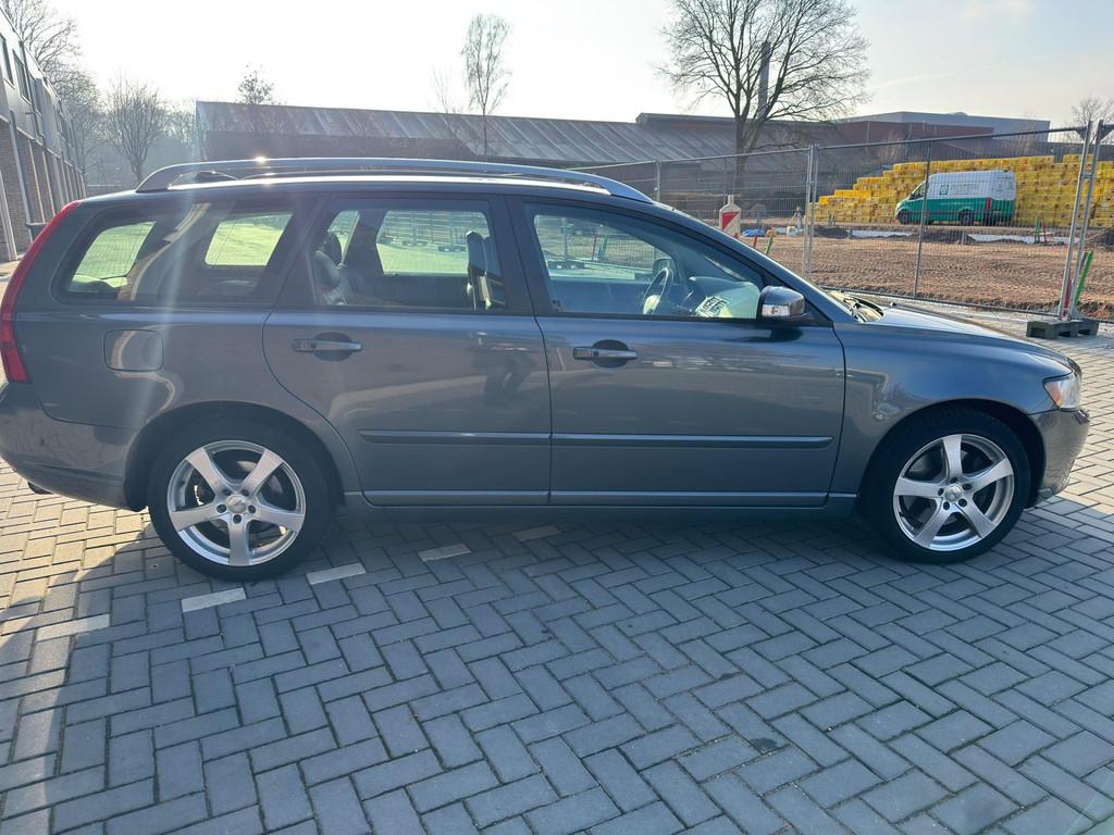 Volvo V50 2.4 D5 Momentum, Auto's, Volvo, Gebruikt, Diesel, Zilver of Grijs, 154 €/maand
