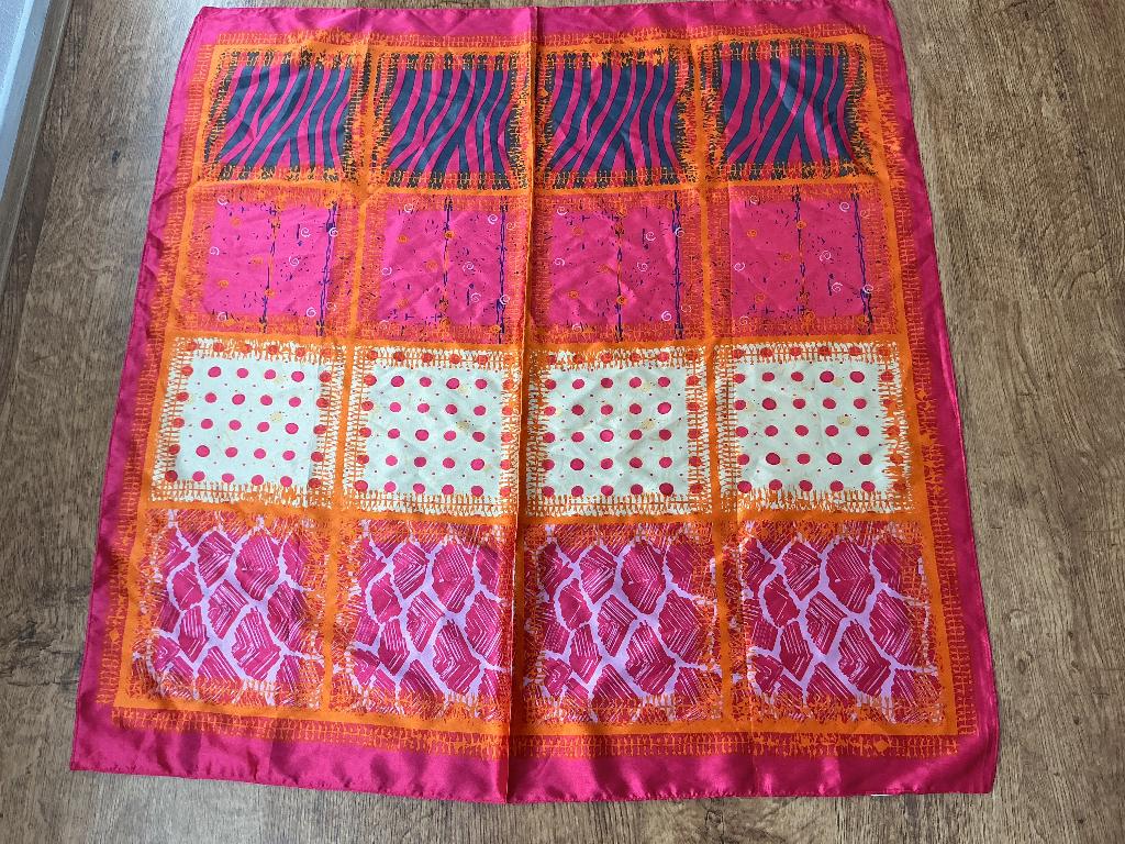 Sjaal satijn trendy roze oranje, Kleding | Dames, Mutsen, Sjaals en Handschoenen, Ophalen of Verzenden, Zo goed als nieuw, Maat 46/48 (XL) of groter