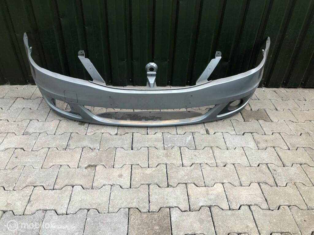Voorbumper dacia logan  8200748275 Origineel, Auto-onderdelen, Gebruikt, Voor, Ophalen of Verzenden, Bumper