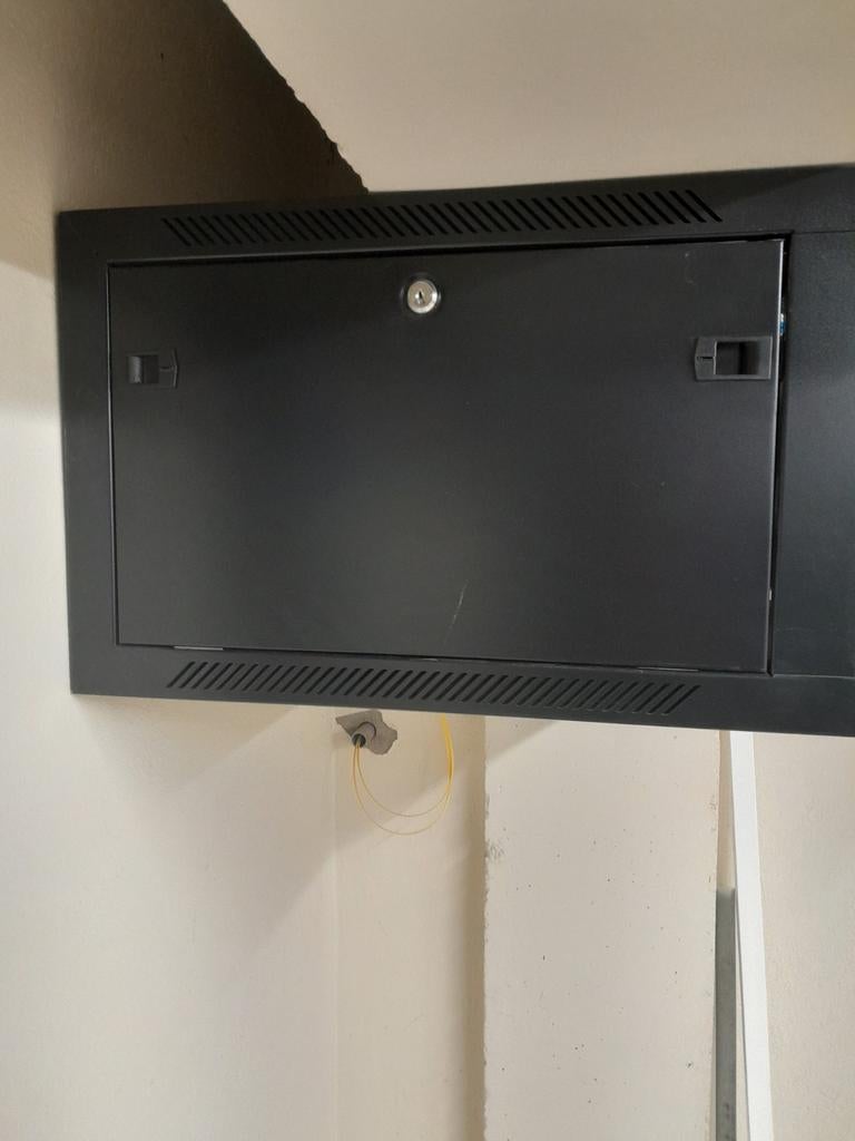 Wandkast/patchkast zwart staal glazen deur, Ophalen of Verzenden, Zo goed als nieuw