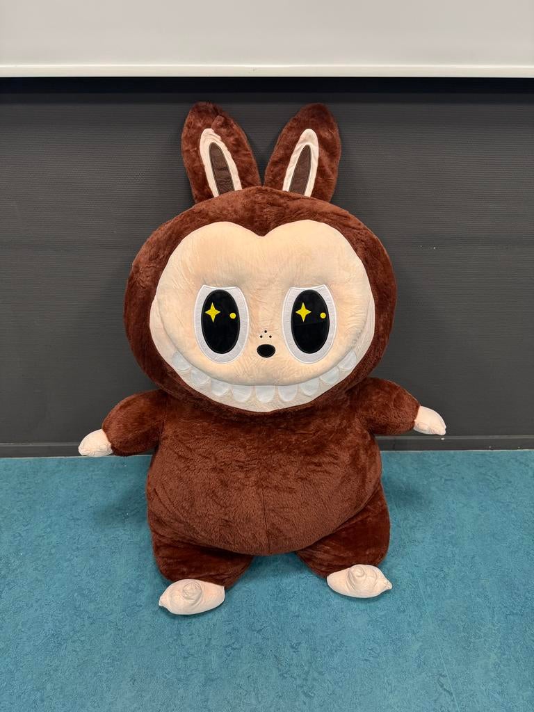 XXL Labubu knuffel, Kinderen en Baby's, Speelgoed | Knuffels en Pluche, Ophalen of Verzenden, Zo goed als nieuw, Bruin, Overige typen
