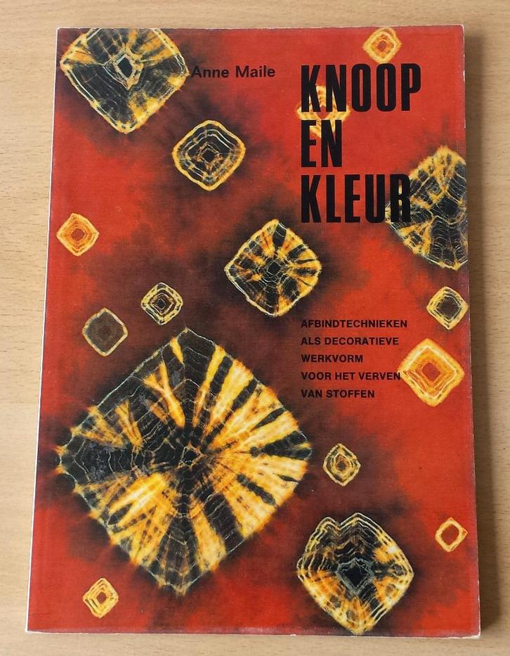 Tie-dye - Knoop en Kleur - Anne Maile - 1973, Boeken, Hobby en Vrije tijd, Gelezen, Overige onderwerpen, Ophalen of Verzenden