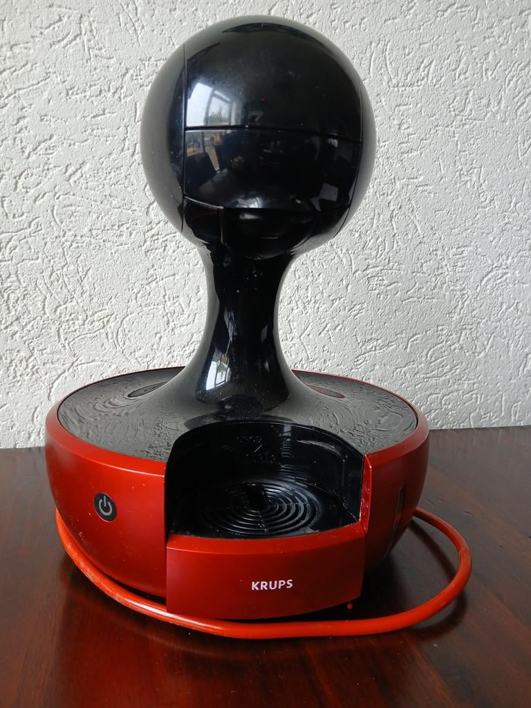 Dolce Gusto koffiezetapparaat rood/zwart + cups, Ophalen of Verzenden, Zo goed als nieuw, Koffiemachine, Koffiepads en cups