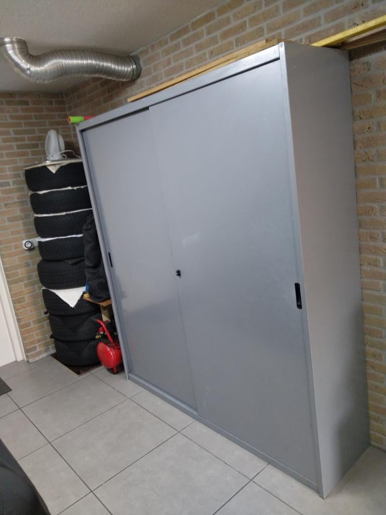 Nette stalen kast met schuifdeuren, Huis en Inrichting, Kasten | Roldeurkasten en Archiefkasten, Ophalen, 200 cm of meer, 150 tot 200 cm