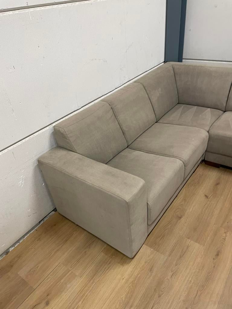 Mooie luxe suede beige hoekbank - GEREINIGD!!!, Huis en Inrichting, Banken | Bankstellen, Ophalen, 250 tot 300 cm, Luxe, Hoekbank