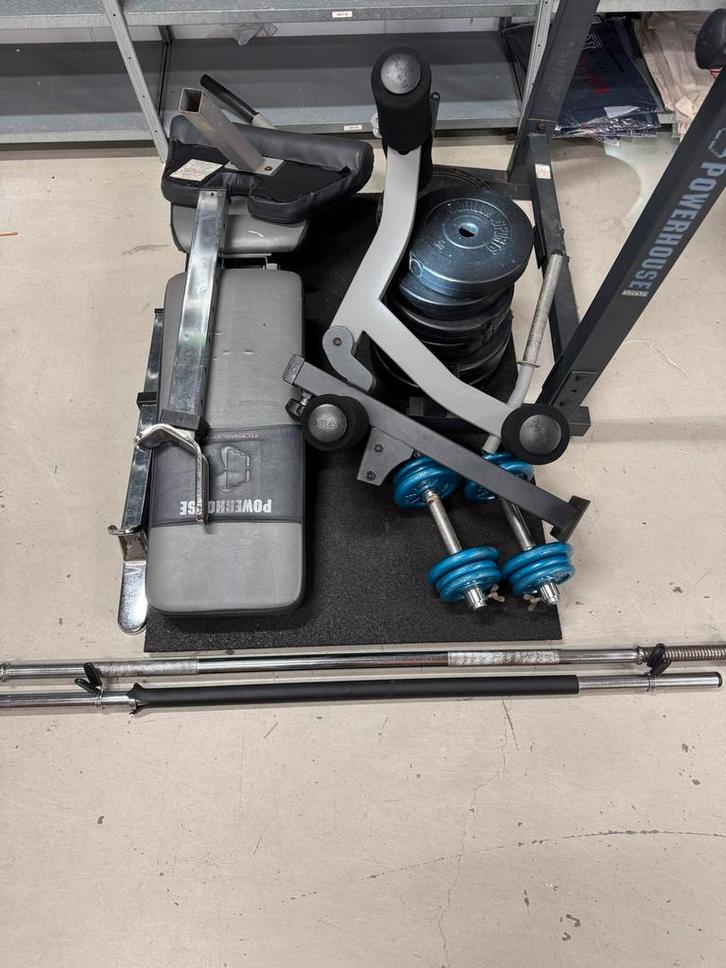 Powerhouse fitnessbank met gewichten en stangen, Sport en Fitness, Fitnessmaterialen, Gebruikt, Fitnessbank, Armen, Ophalen