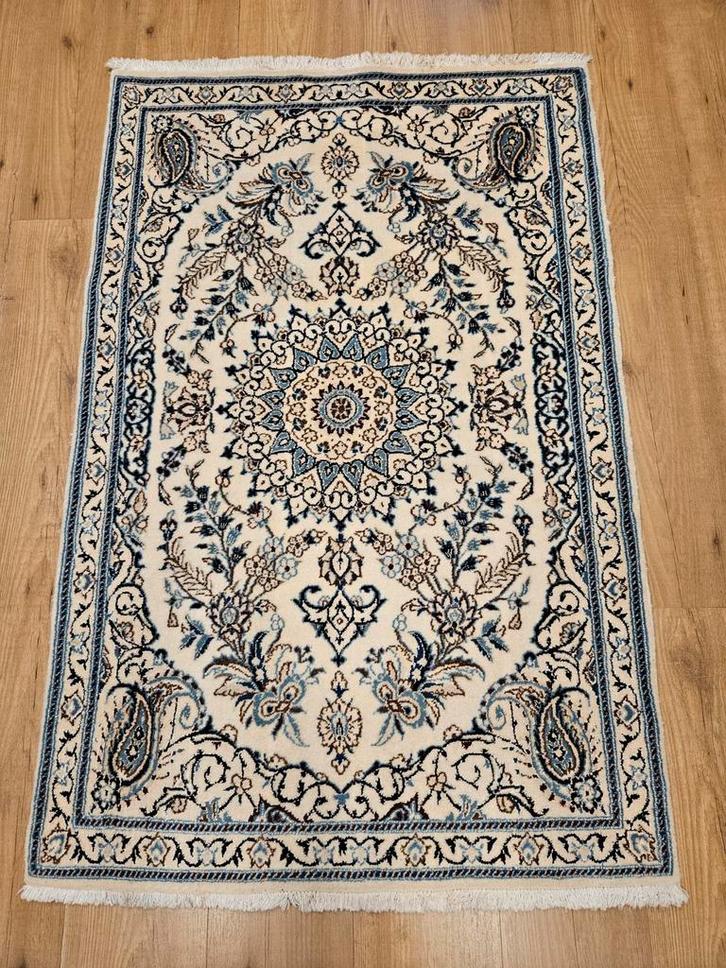 Vintage handgeknoopt perzisch tapijt nain 138x87, Huis en Inrichting, Stoffering | Tapijten en Kleden, Gebruikt, 50 tot 100 cm