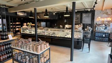 Koeltoonbank Vitrine 2 jaar gebruikt (zgan) 2x 250cm beschikbaar voor biedingen