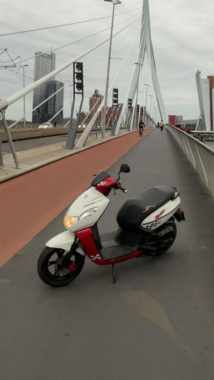Peugot kisbee 100cc brom, Fietsen en Brommers, Scooters | Peugeot, Gebruikt, Maximaal 45 km/u, Benzine, Ophalen