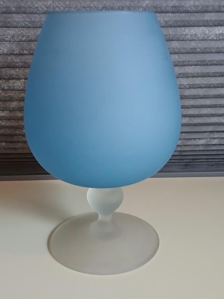 Blauwe glazen vaas, kelk, bokaal op voet. Melkglas, Ophalen of Verzenden