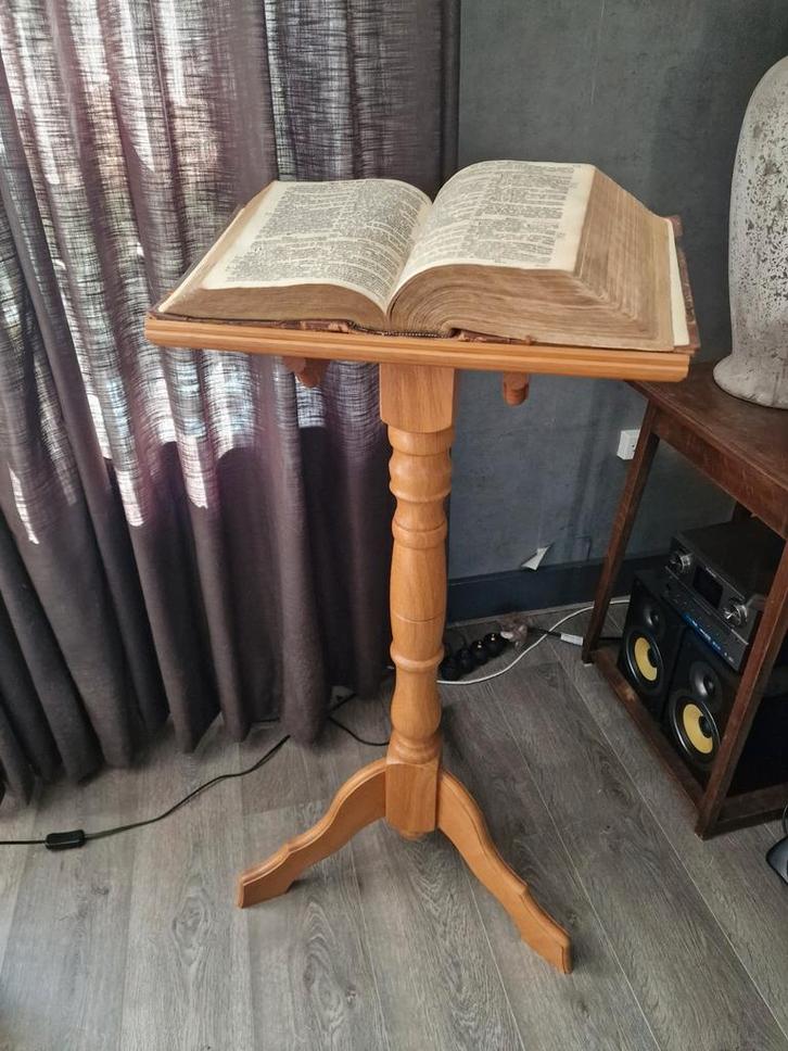 Zeer Oude Bijbel met Standaard - Zutphen, Antiek en Kunst, Antiek | Boeken en Bijbels, Ophalen of Verzenden