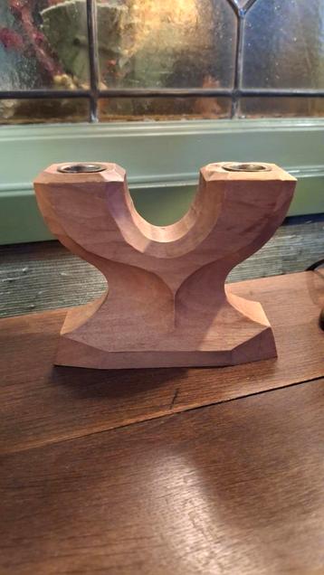 Houten kandelaar. beschikbaar voor biedingen