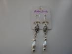 Oorhangers met bloem waaronder halve lange parel  , Verzenden, Nieuw, Hangers