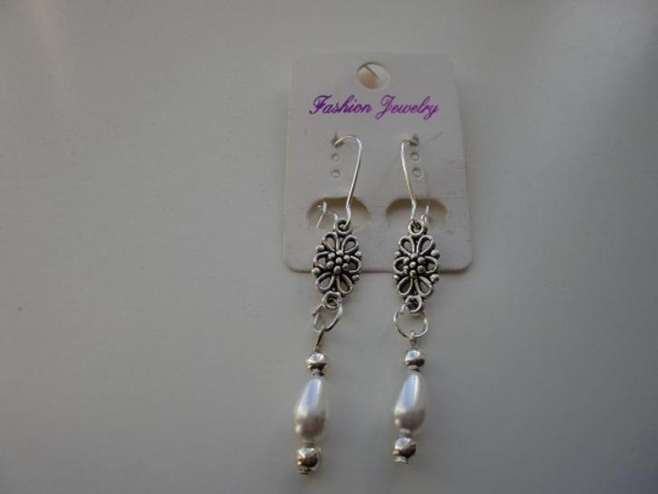 Oorhangers met bloem waaronder halve lange parel  , Sieraden, Tassen en Uiterlijk, Oorbellen, Nieuw, Hangers, Verzenden