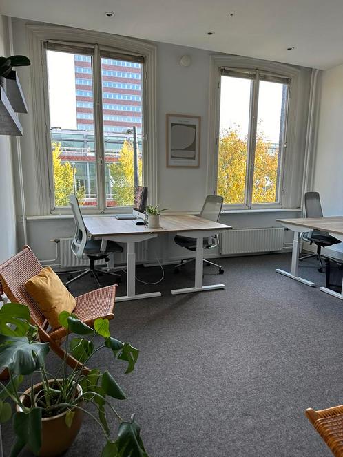 (Verstelbaar) set bureaus en ergonomische stoelen 4x, Huizen en Kamers, Kamers te huur, Amsterdam