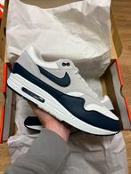 Nike Air Max 1 ESS Summit White Armory Navy EU 48.5, Blauw, Nike, Nieuw, Ophalen of Verzenden