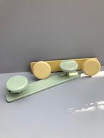 Twee Vintage kapstokjes in geel en groen., Ophalen of Verzenden, Zo goed als nieuw, Kunststof, Minder dan 100 cm