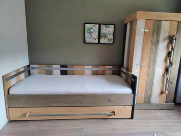 Kinderbed met la voor speelgoed of extra slaapplek beschikbaar voor biedingen