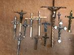 Dertien keurige oude Crucifixen., Ophalen