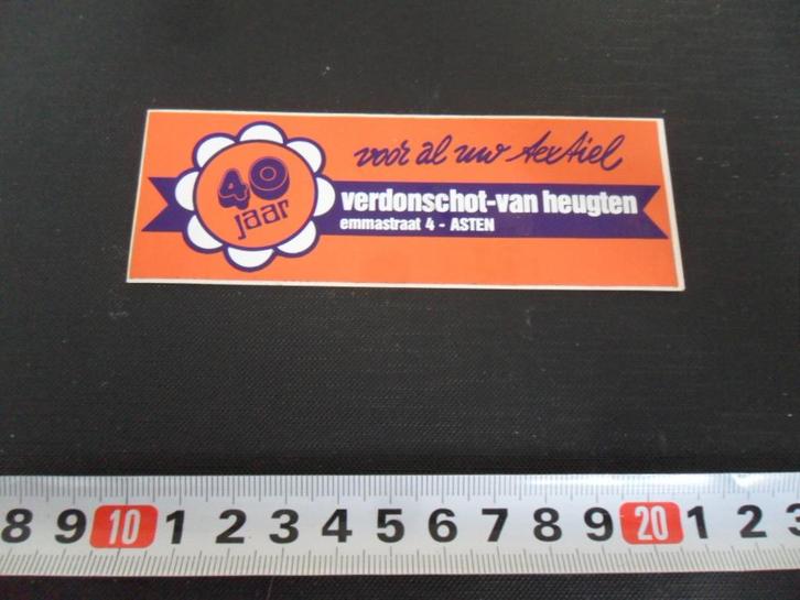 sticker Asten Verdonschot - van Heugten Emmastraat 4 40 Jaar, Verzamelen, Stickers, Zo goed als nieuw, Bedrijf of Vereniging, Ophalen