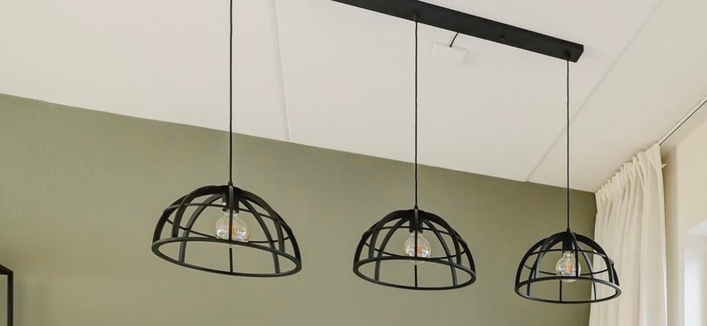 Zwarte metalen plafondlamp, Huis en Inrichting, Lampen | Hanglampen, Ophalen, Nieuw, Metaal, 50 tot 75 cm