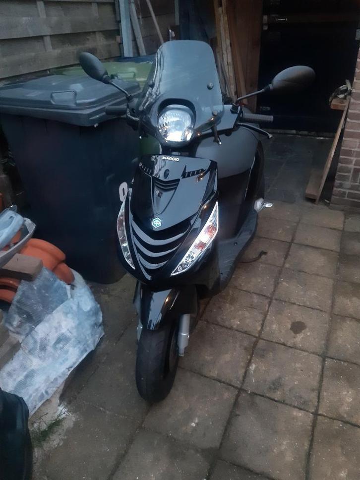 Piaggio zip ,ziet er uit als nieuw, Fietsen en Brommers, Scooters | Piaggio, Zo goed als nieuw, Zip, Benzine, Ophalen