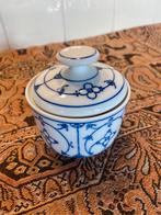 Snoeppotje van Saksisch porselein, wit met blauw decor., Ophalen of Verzenden, Nieuw, Porselein, Overige typen