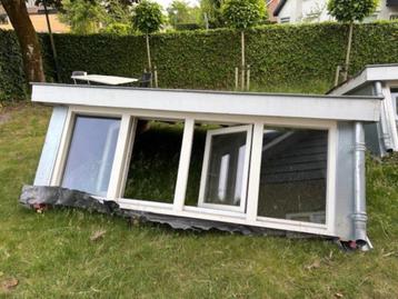 Houten dakkapel met wit kozijn en zinken bekleding beschikbaar voor biedingen