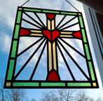 Kleurrijk glas in lood raam met Christelijk kruis, Antiek en Kunst, Antiek | Religie, Ophalen