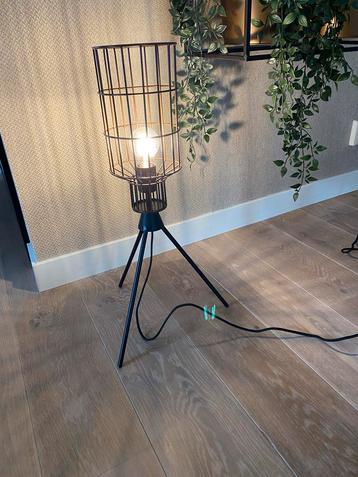 Industriële vloerlamp met metalen frame beschikbaar voor biedingen