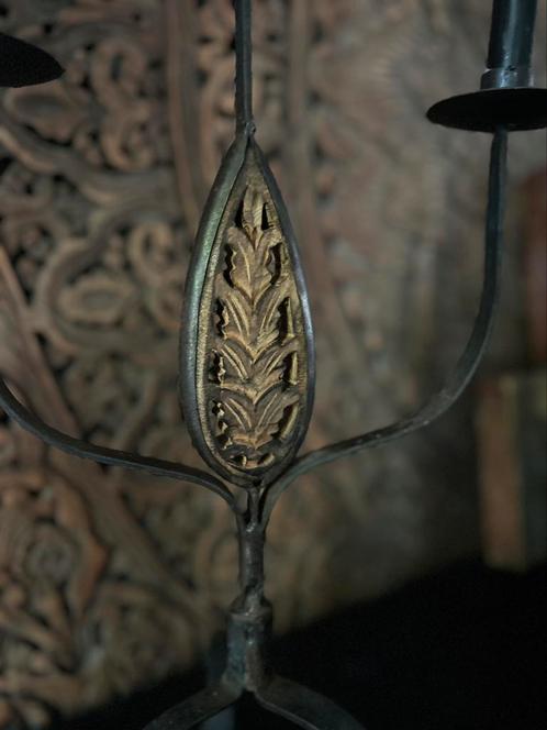 Smeedijzeren kandelaar met houten ornamentje sober sleets, Antiek en Kunst, Curiosa en Brocante, Ophalen of Verzenden