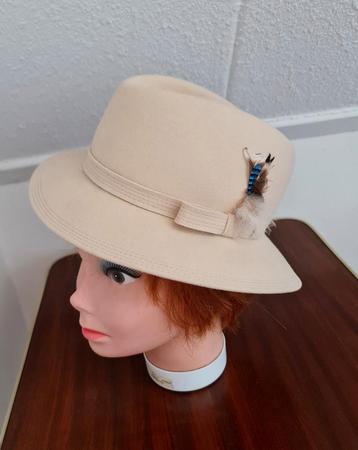 Mayser Modell hoed dames beige + prachtige originele veren 
 beschikbaar voor biedingen