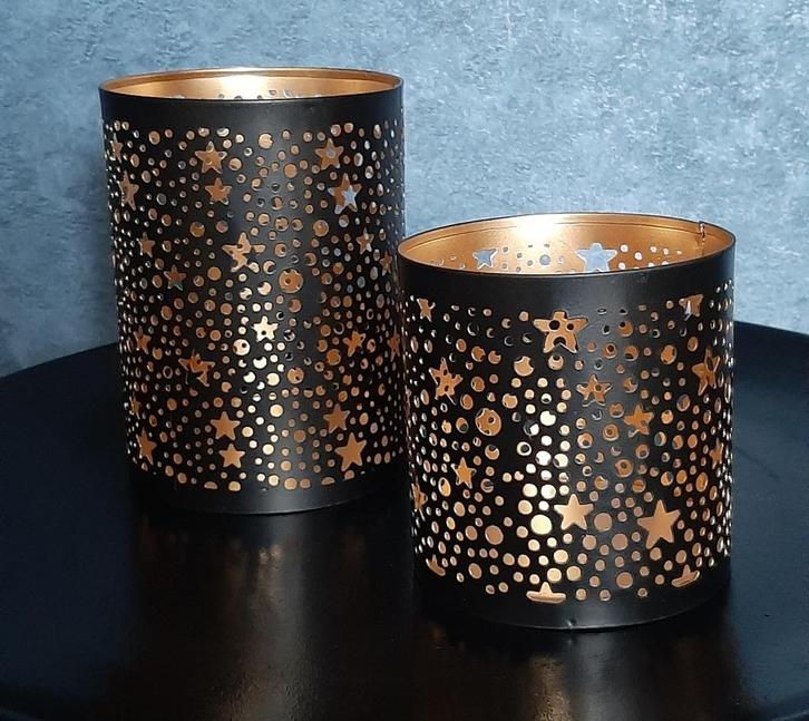 Twee metalen windlichten met sterren in Zwart/Goud, Huis en Inrichting, Woonaccessoires | Kandelaars en Kaarsen, Nieuw, Kandelaar