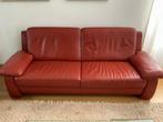 Rode leren bank - Twee/driepersoons, Huis en Inrichting, Banken | Bankstellen, Ophalen, Gebruikt, 150 tot 200 cm, Tweepersoons