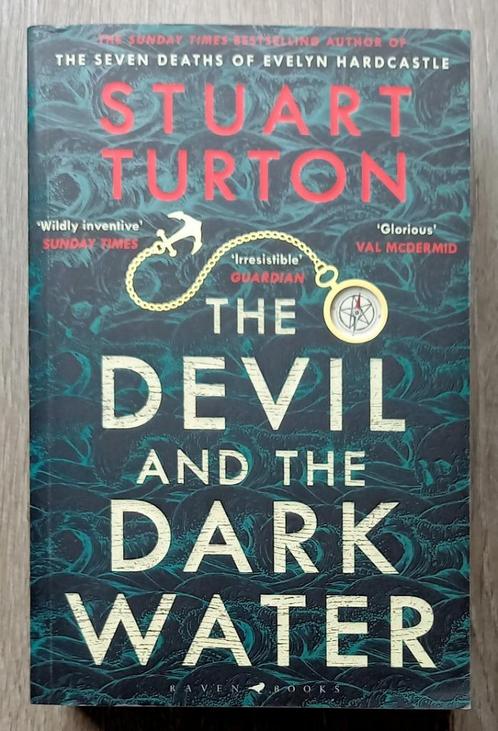 Stuart Turton - The Devil and the Dark Water, Boeken, Avontuur en Actie, Gelezen, Ophalen of Verzenden