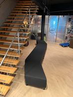 Lange, zwarte showroom bank voor thuis, kantoor of hal, Minder dan 75 cm, Ophalen of Verzenden, Stof, Vierpersoons of meer