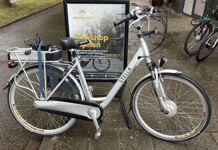 Mooie Stella Milano zo goed als nieuw  700 km totaal, Fietsen en Brommers, Fietsen | Dames | Damesfietsen, Zo goed als nieuw, Gazelle