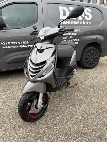 Piaggio Zip 2021 BROM 4t3v E5 EERSTE EIGENAAR grijs GARANTIE beschikbaar voor biedingen