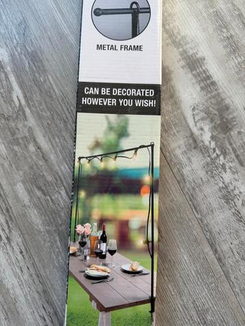 Metalen Tafelrek met Klemmen beschikbaar voor biedingen